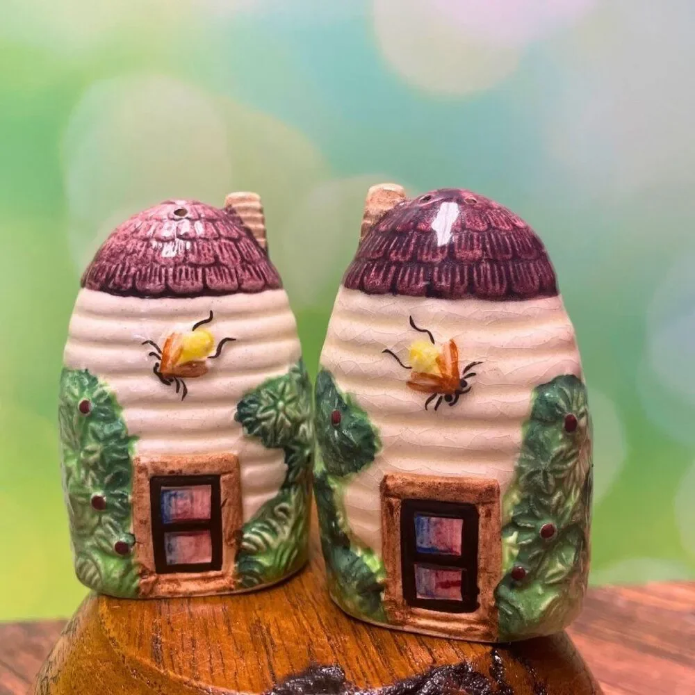 Vintage 1940s Murutomoware Bee Hive Cottage Salt & Pepper Shakers